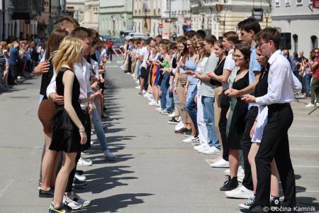 Kamnik danes v znamenju maturantske četvorke, v kateri je zaplesalo preko 200 maturantk in maturantov (53)